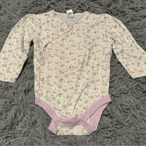 Baby Gap Girl Long Sleeve Onesie Cross Body Snap Closure Floral Print 6-12 month
